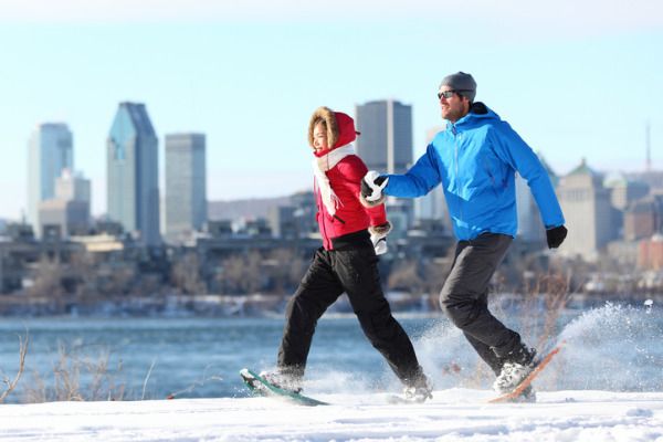 couple snowshoeing in the city 
